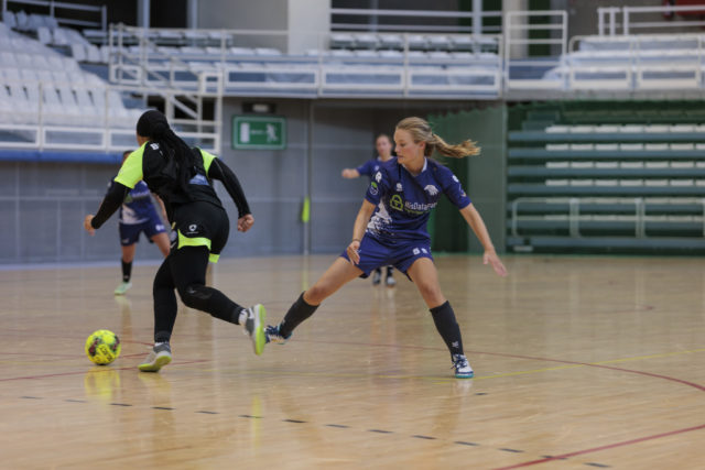 Opener tegen De Landskampioen: Een Moedige Strijd